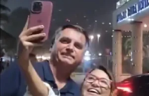 Vídeo: Bolsonaro tira foto com sósia de Janja no Rio Vídeo: Bolsonaro tira foto com sósia de Janja no Rio