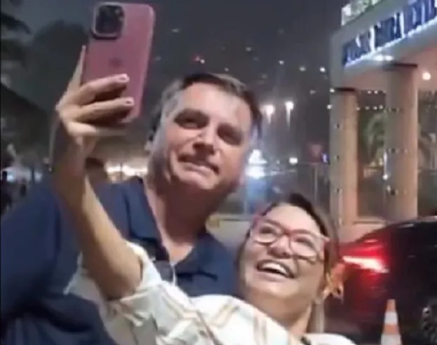 Vídeo: Bolsonaro tira foto com sósia de Janja no Rio