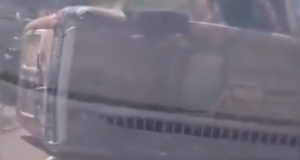 Vídeo: Táxi Dog capota em ManausNenhum animal estava no veículo no momento do acidente. Vídeo Táxi Dog capota em Manaus