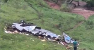 Vídeo: avião cai em zona rural de MG e deixa cinco mortos e dois desaparecidosCriança está entre as vítimas. Vídeo: avião cai em zona rural de MG e deixa cinco mortos e dois desaparecidos