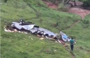 Vídeo: avião cai em zona rural de MG e deixa cinco mortos e dois desaparecidosCriança está entre as vítimas. Vídeo: avião cai em zona rural de MG e deixa cinco mortos e dois desaparecidos