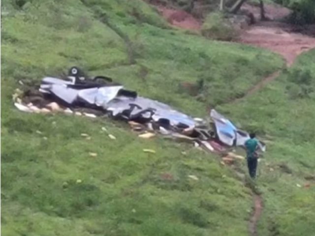 Vídeo: avião cai em zona rural de MG e deixa cinco mortos e dois desaparecidos