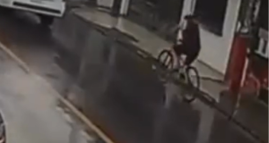 Vídeo: ciclista sofre mal súbito e morre em ManausImagens de câmera de segurança mostram o momento do incidente. Vídeo: ciclista sofre mal súbito e morre em Manaus