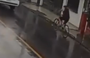 Vídeo: ciclista sofre mal súbito e morre em ManausImagens de câmera de segurança mostram o momento do incidente. Vídeo: ciclista sofre mal súbito e morre em Manaus