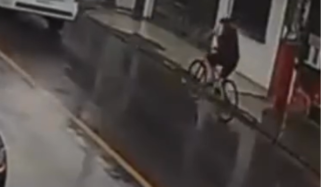 Vídeo: ciclista sofre mal súbito e morre em Manaus