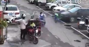 Vídeo: criança é arremessada por tampa de bueiro após explosão de fogo de artifício O caso aconteceu na China. Video: criança é arremessada por tampa de bueiro após explosão de fogo de artifício