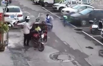 Vídeo: criança é arremessada por tampa de bueiro após explosão de fogo de artifício Video: criança é arremessada por tampa de bueiro após explosão de fogo de artifício