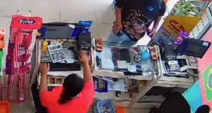 Vídeo: homem é preso após assaltar farmácia logo após assinar condicional Vídeo: homem é preso após assaltar farmácia logo após assinar condicional