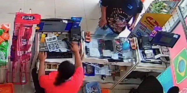 Vídeo homem é preso após assaltar farmácia logo após assinar condicional Vídeo: homem é preso após assaltar farmácia logo após assinar condicional