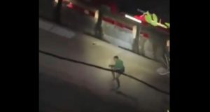 Vídeo: homem se salva de sequestro ao se jogar de ponte e ficar pendurado em cabos Vídeo: homem se salva de sequestro ao se jogar de ponte e ficar pendurado em cabos