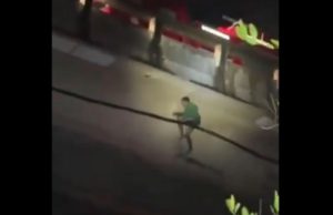 Vídeo: homem se salva de sequestro ao se jogar de ponte e ficar pendurado em cabos Vídeo: homem se salva de sequestro ao se jogar de ponte e ficar pendurado em cabos