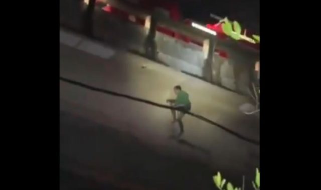 Vídeo homem se salva de sequestro ao se jogar de ponte e ficar pendurado em cabos Vídeo: homem se salva de sequestro ao se jogar de ponte e ficar pendurado em cabos