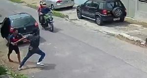 Vídeo: jovem escapa de assalto, mas sofre acidente em ManausUm jovem conseguiu escapar do criminoso, mas acabou sofrendo um acidente. Vídeo: jovem escapa de assalto, mas sofre acidente em Manaus
