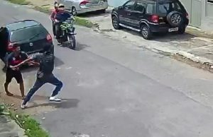 Vídeo: jovem escapa de assalto, mas sofre acidente em ManausUm jovem conseguiu escapar do criminoso, mas acabou sofrendo um acidente. Vídeo: jovem escapa de assalto, mas sofre acidente em Manaus