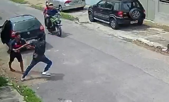 Vídeo: jovem escapa de assalto, mas sofre acidente em Manaus