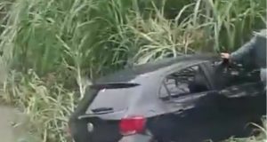 Vídeo: motorista perde controle de carro e cai em igarapé em Manaus Vídeo: motorista perde controle de carro e cai em igarapé em Manaus