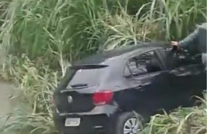 Vídeo: motorista perde controle de carro e cai em igarapé em Manaus Vídeo: motorista perde controle de carro e cai em igarapé em Manaus