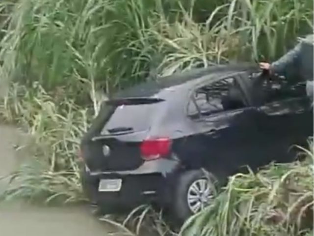 Vídeo: motorista perde controle de carro e cai em igarapé em Manaus