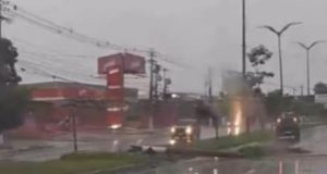 Vídeo: poste é arrancado após carro invadir canteiro central em avenida de Manaus Vídeo: poste é arrancado após carro invadir canteiro central em avenida de Manaus