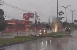 Vídeo: poste é arrancado após carro invadir canteiro central em avenida de Manaus Vídeo: poste é arrancado após carro invadir canteiro central em avenida de Manaus