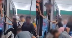 Vídeo: suspeitos de assalto a ônibus são espancados por passageiros em ManausOs dois suspeitos anunciaram o assalto, mas foram surpreendidos pela reação dos passageiros. Vídeo: suspeitos de assalto a ônibus são espancados por passageiros em Manaus