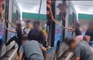 Vídeo: suspeitos de assalto a ônibus são espancados por passageiros em ManausOs dois suspeitos anunciaram o assalto, mas foram surpreendidos pela reação dos passageiros. Vídeo: suspeitos de assalto a ônibus são espancados por passageiros em Manaus