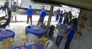 Vídeo: troca de tiros entre criminosos assusta clientes em restaurante de ManausCâmeras de segurança do estabelecimento registraram toda ação. Vídeo: troca de tiros entre criminosos assusta clientes em restaurante de Manaus
