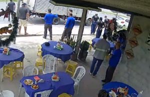 Vídeo: troca de tiros entre criminosos assusta clientes em restaurante de ManausCâmeras de segurança do estabelecimento registraram toda ação. Vídeo: troca de tiros entre criminosos assusta clientes em restaurante de Manaus