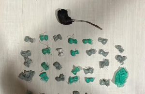 Vovó do tráfico: idosa é presa em bar com mais de 30 petecas de óxiA prisão ocorreu após denúncias anônimas. Vovó do tráfico: idosa é presa em bar com mais de 30 petecas de óxi