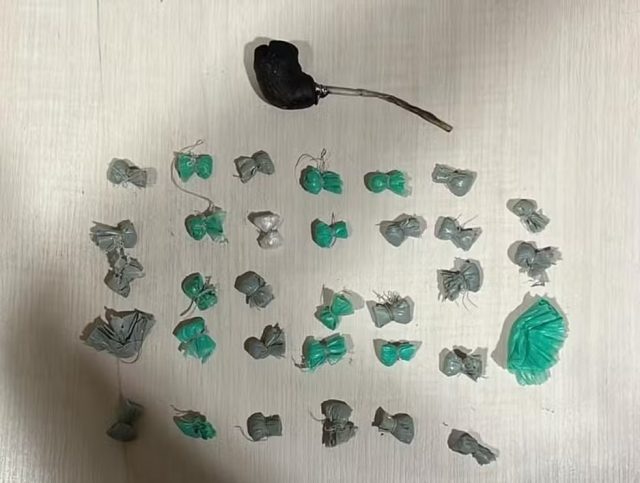 Vovó do tráfico idosa é presa em bar com mais de 30 petecas de óxi Vovó do tráfico: idosa é presa em bar com mais de 30 petecas de óxi