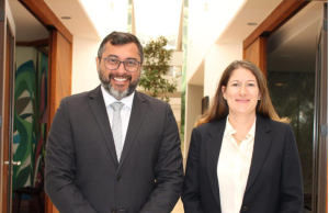 Wilson Lima apresenta projetos sustentáveis à embaixadora britânica e destaca importância da atuação do Reino Unido na AmazôniaEncontro entre o governador do Amazonas e embaixadora Stephanie Al-Qaq aconteceu em Brasília, nesta segunda-feira. Wilson Lima apresenta projetos sustentáveis à embaixadora britânica e destaca importância da atuação do Reino Unido na Amazônia