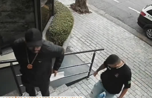 Criminosos usam uniformes da polícia para cometer assaltosO acesso a uniformes e equipamentos da polícia é mais fácil do que se imagina, o que facilita a ação de criminosos que se passam por agentes para cometer assaltos. Criminosos usam uniformes da polícia para cometer assaltos