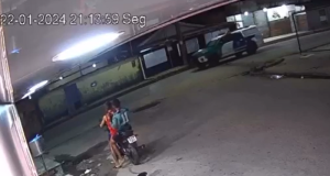 Vídeo: dupla de assaltantes é presa em flagrante após roubo de celular em ManausPoliciais militares frustram assalto e apreendem simulacro de arma de fogo. Vídeo: dupla de assaltantes é presa em flagrante após roubo de celular em Manaus
