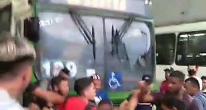 Vídeo: homem é espancado por populares após ser flagrado roubando em terminal de ManausA polícia chegou ao local poucos minutos depois e encontrou o homem caído no chão. Vídeo: homem é espancado por populares após ser flagrado roubando em terminal de Manaus