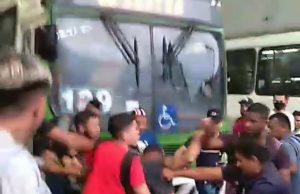 Vídeo: homem é espancado por populares após ser flagrado roubando em terminal de ManausA polícia chegou ao local poucos minutos depois e encontrou o homem caído no chão. Vídeo: homem é espancado por populares após ser flagrado roubando em terminal de Manaus