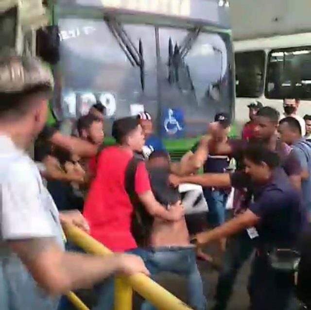 Vídeo: homem é espancado por populares após ser flagrado roubando em terminal de Manaus