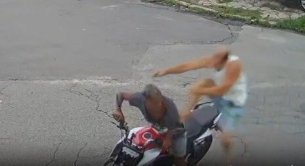 homem reage a assalto e acerta uma 'voadora' em criminosos com a ajuda de vizinhos homem reage a assalto e acerta uma 'voadora' em criminosos com a ajuda de vizinhos