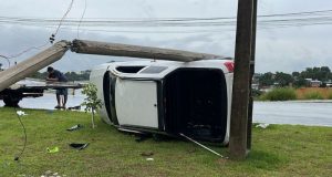 Acidente: carro bate em poste e capota na avenida do Turismo Acidente: carro bate em poste e capota na Avenida do Turismo