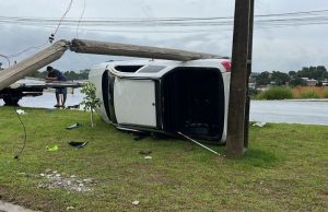 Acidente: carro bate em poste e capota na avenida do Turismo Acidente: carro bate em poste e capota na Avenida do Turismo