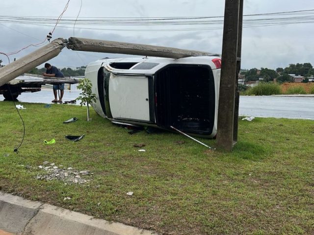 Acidente: carro bate em poste e capota na Avenida do Turismo