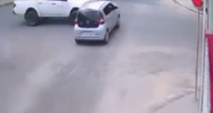 Acidente na Avenida Passarinho: vídeo mostra colisão entre carros Acidente na Avenida Passarinho: vídeo mostra colisão entre carros