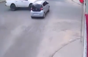 Acidente na Avenida Passarinho: vídeo mostra colisão entre carros Acidente na Avenida Passarinho: vídeo mostra colisão entre carros