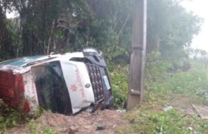 Ambulância capota na AM-010 com paciente a bordo Ambulância capota na AM-010 com paciente a bordo