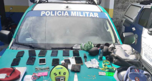 Assalto a ônibus termina com prisão de jovem e apreensão de adolescente em Manaus Assalto a ônibus termina com prisão de jovem e apreensão de adolescente em Manaus