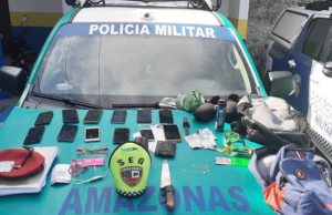 Assalto a ônibus termina com prisão de jovem e apreensão de adolescente em Manaus Assalto a ônibus termina com prisão de jovem e apreensão de adolescente em Manaus