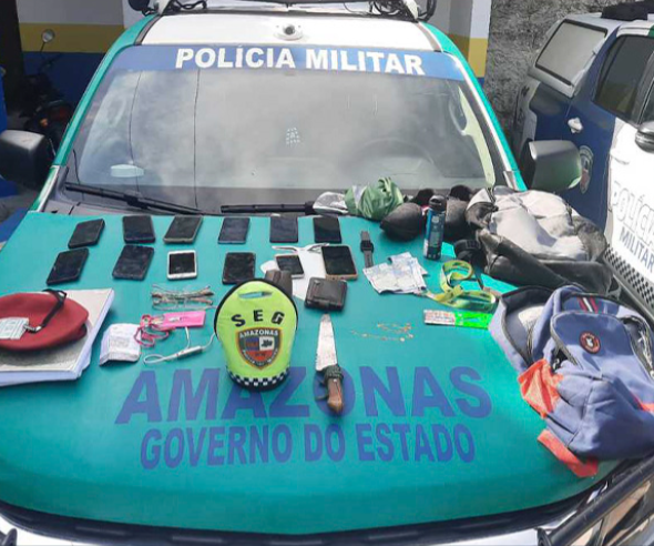 Assalto a ônibus termina com prisão de jovem e apreensão de adolescente em Manaus Assalto a ônibus termina com prisão de jovem e apreensão de adolescente em Manaus