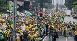 Bolsonaro e aliados se reúnem em manifestação na Avenida Paulista Bolsonaro e aliados se reúnem em manifestação na Avenida Paulista