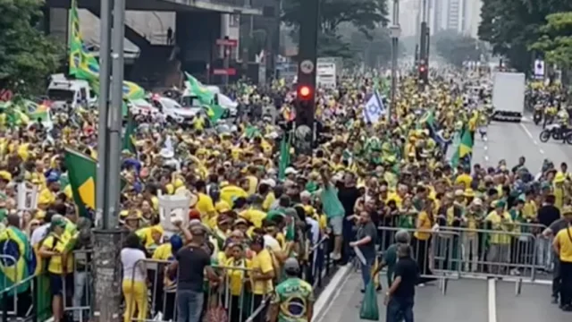 Bolsonaro e aliados se reúnem em manifestação na Avenida Paulista Bolsonaro e aliados se reúnem em manifestação na Avenida Paulista