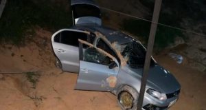 Carro com suspeitos de assalto capota em perseguição policial: fuga na mata Carro com suspeitos de assalto capota em perseguição policial fuga na mata