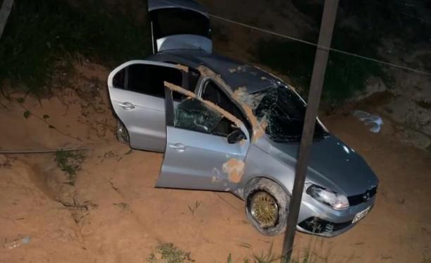 Carro com suspeitos de assalto capota em perseguição policial fuga na mata